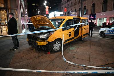 Numerous people struck by city of new york taxi in herald square manhattan new york city-stock-foto