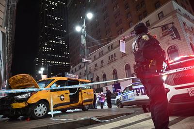 Numerous people struck by city of new york taxi in herald square manhattan new york city-stock-foto