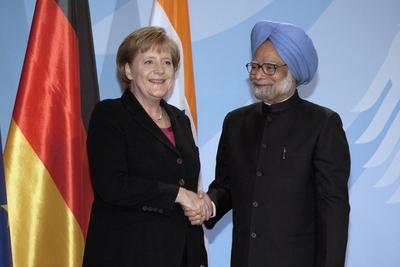 Bildnummer: 54743034  Datum: 11.12.2010  Copyright: imago/Reiner ZensenBerlin,den 11.12.2010 Foto: Bundeskanzlerin Angela Merkel und der Premierminister der Republik Indien, Manmohan Singh, anl?sslich eines Pressetermins im Bundeskanzleramt in Berlin. People Politik PK Pressetermin Berlin kbdig xdp xo0x 2010 quer premiumd POLITIK POLITICS # HALBE FIGUR GESTIK Bildnummer 54743034 Date 11 12 2010 Copyright Imago Reiner Zensen Berlin the 11 12 2010 Photo Chancellor Angela Merkel and the Prime Minister the Republic India Manmohan Singh during a Press call in Federal Chancellery in Berlin Celebrities politics press conference Press call Berlin Kbdig XDP xo0x 2010 horizontal premiumd politics POLITICS # Halbe Figure Gesture-stock-photo