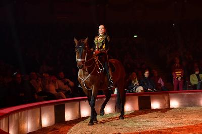 Jena Mandana Lacey-Krone / Circus Krone / 1. Winterprogramm / Freestyle / Manege / KroneBau / M?nchen / 25. Dezember 202-stock-foto