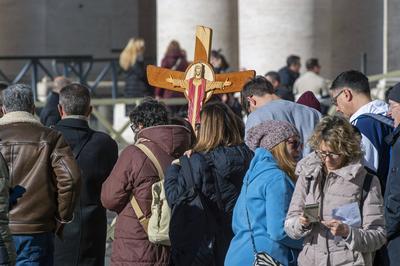 ITALY -POPE FRANCIS DELIVERS HIS BLESSING TO THE FAITHFUL DURING THE ANGELUS PRAYER AT ST PETER'S SQUARE IN THE VATICAN - 2024/12/26-stock-foto