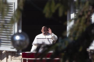 ITALY -POPE FRANCIS DELIVERS HIS BLESSING TO THE FAITHFUL DURING THE ANGELUS PRAYER AT ST PETER'S SQUARE IN THE VATICAN - 2024/12/26-stock-foto