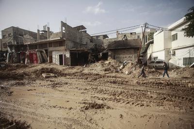 Palestinians inspect the damage at Tulkarem refugee camp, near the West Bank city of Tulkarem-stock-foto
