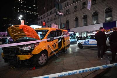 Numerous people struck by city of new york taxi in herald square manhattan new york city-stock-foto