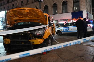 Numerous people struck by city of new york taxi in herald square manhattan new york city-stock-foto