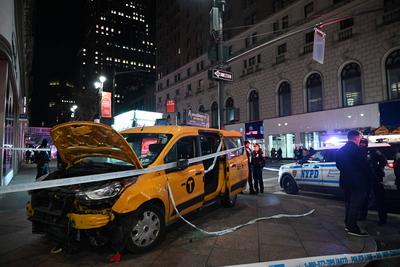 Numerous people struck by city of new york taxi in herald square manhattan new york city-stock-foto