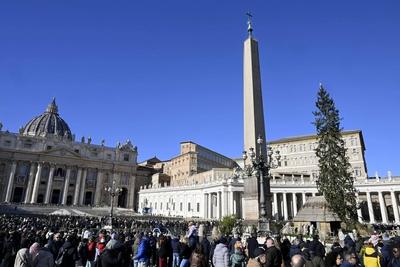 ITALY -POPE FRANCIS DELIVERS HIS BLESSING TO THE FAITHFUL DURING THE ANGELUS PRAYER AT ST PETER'S SQUARE IN THE VATICAN - 2024/12/26-stock-foto