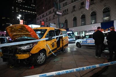 Numerous people struck by city of new york taxi in herald square manhattan new york city-stock-foto