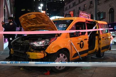Numerous people struck by city of new york taxi in herald square manhattan new york city-stock-foto