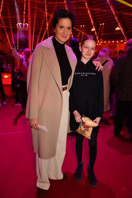 Susanne Kellermann mit Tochter Filippa / Circus Krone / 1. Winterprogramm / Freestyle / Manege / KroneBau / M?nchen / 25-stock-foto