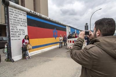 East Side Gallery Open Air Galerie auf ehemaligen Teilen der Berliner Mauer entlang der Spree in B-stock-foto