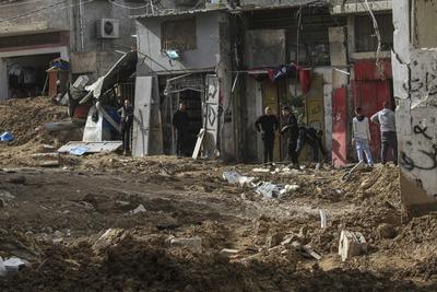 Palestinians inspect the damage at Tulkarem refugee camp, near the West Bank city of Tulkarem-stock-foto