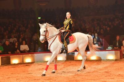 Jena Mandana Lacey-Krone / Circus Krone / 1. Winterprogramm / Freestyle / Manege / KroneBau / M?nchen / 25. Dezember 202-stock-foto