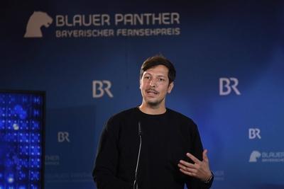 Journalist Thilo Mischke erh?lt in der Kategorie Information den Bayerischen Fernsehpreis f?r seine Reportage Deutsche a-stock-photo