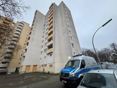 Hilferufe Spandau verletzte Frau-stock-foto