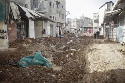Palestinians inspect the damage at Tulkarem refugee camp, near the West Bank city of Tulkarem-stock-foto
