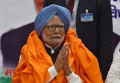NEW DELHI, INDIA - FEBRUARY 4: Former Prime Minister Dr. Manmohan Singh gestures during a public meeting ahead of the up-stock-foto