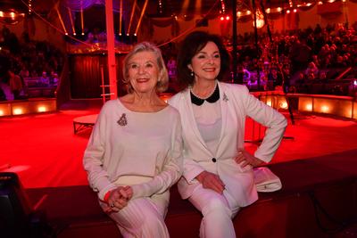 Jutta Speidel und Uschi D?mmrich von Luttitz / Circus Krone / 1. Winterprogramm / Freestyle / Manege / KroneBau / M?nche-stock-foto