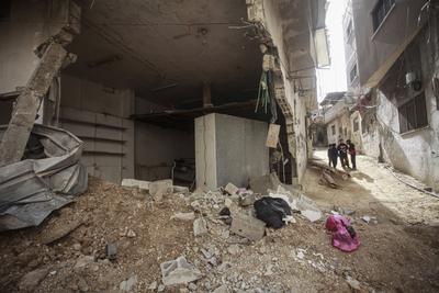 Palestinians inspect the damage at Tulkarem refugee camp, near the West Bank city of Tulkarem-stock-foto
