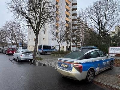 Hilferufe Spandau verletzte Frau-stock-foto