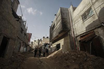 Palestinians inspect the damage at Tulkarem refugee camp, near the West Bank city of Tulkarem-stock-foto