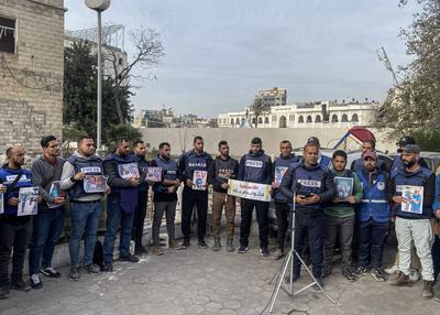 Journalists hold placards as they gather outside the Al Ahli Baptist Hospital in Gaza City to commemorate five colleagues who lost their lives in Israeli attacks on Gaza-stock-foto