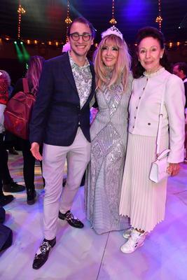 Cornelia Corba mit Mutter und Sohn / Circus Krone / 1. Winterprogramm / Freestyle / Manege / KroneBau / M?nchen / 25. De-stock-foto