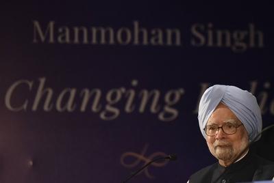 NEW DELHI INDIA DECEMBER 18 Former Prime Minister Manmohan Singh seen during the launch of his b-stock-foto