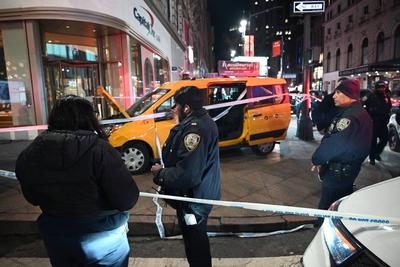 Numerous people struck by city of new york taxi in herald square manhattan new york city-stock-foto