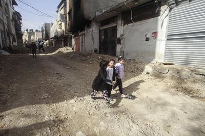 Palestinians inspect the damage at Tulkarem refugee camp, near the West Bank city of Tulkarem-stock-foto