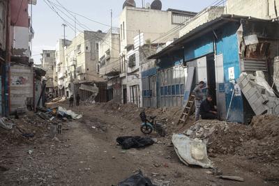 Palestinians inspect the damage at Tulkarem refugee camp, near the West Bank city of Tulkarem-stock-foto