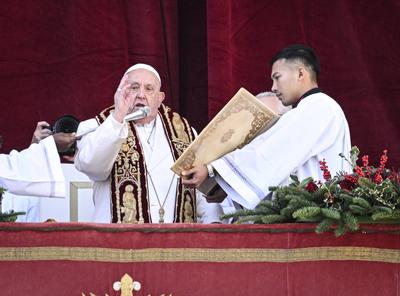 Rom; Papst Franziskus I. spricht den Urbi Et Orbi Segen-stock-foto