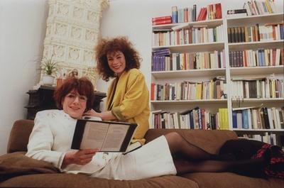 Hannelore Hoger (li.) mit Tochter Nina 02/90 vZ Frau Schauspielerin Schauspiel Theater TV Fernsehen dunkelhaarig leger-stock-foto