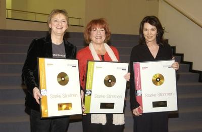 ELKE HEIDENREICH HANNELORE HOGER IRIS BERBEN und erhalten f?r den ?berragenden Erfolg mit der-stock-foto