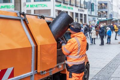 Mtarbeiter der Stra?enreinigung helfen die letzten Abf?lle des Christkindlmarkts in der Kaufingerstra?e zu beseitigen, M?nchen, 27. Dezember 2024-stock-foto