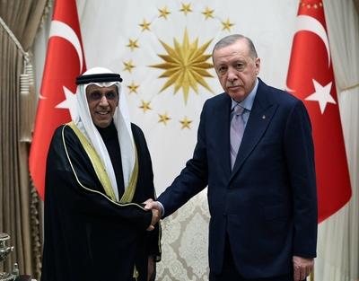 Turkish President Recep Tayyip Erdogan receives a copy of the credentials of Abdulaziz Ahmed Al-Adwani, the new Ambassador of the State of Kuwait-stock-foto