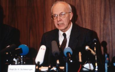 Pressekonferenz Bundesbank Frankfurt Helmut Schlesinger, Pr?sident der Deutschen Bundesbank, auf der Pressekonferenz der-stock-foto
