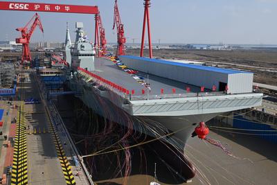 China stellt neues amphibisches Kriegsschiff vor SHANGHAI, CHINA - DECEMBER 27: A launching ceremony is held to unveil C-stock-foto