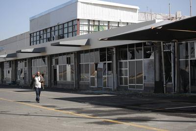 Israeli airstrikes hit Sana'a airport and other sites across Yemen --stock-foto