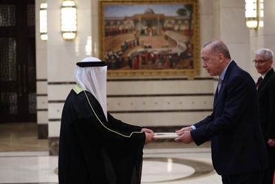 Turkish President Recep Tayyip Erdogan receives a copy of the credentials of Abdulaziz Ahmed Al-Adwani, the new Ambassador of the State of Kuwait-stock-foto