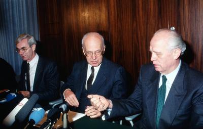 Pressekonferenz Bundesbank Frankfurt Johann Wilhelm Gaddum, Helmut Schlesinger, Pr?sident der Deutschen Bundesbank (Mitt-stock-foto