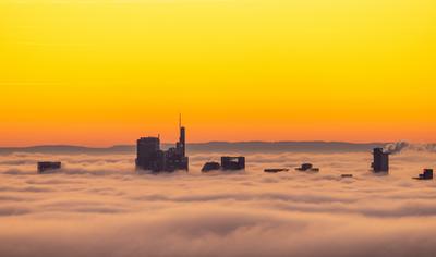 Frankfurt im Nebel-stock-foto