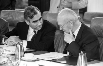 Finanzminister Theo Waigel L Deutschland CSU und Bundesbankpr?sident Helmut Schlesinger w?hrend-stock-foto