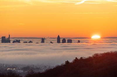 Frankfurt im Nebel-stock-foto