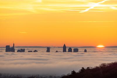 Frankfurt im Nebel-stock-foto