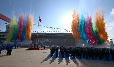 China stellt neues amphibisches Kriegsschiff vor SHANGHAI, CHINA - DECEMBER 27: A launching ceremony is held to unveil C-stock-foto