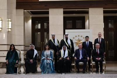 Turkish President Recep Tayyip Erdogan receives a copy of the credentials of Abdulaziz Ahmed Al-Adwani, the new Ambassador of the State of Kuwait-stock-foto