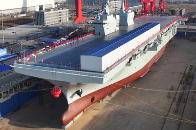 China stellt neues amphibisches Kriegsschiff vor SHANGHAI, CHINA - DECEMBER 27: A launching ceremony is held to unveil C-stock-foto