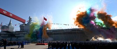 China stellt neues amphibisches Kriegsschiff vor SHANGHAI, CHINA - DECEMBER 27: A launching ceremony is held to unveil C-stock-foto
