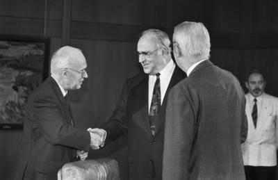 Deutschland, Bonn, 02.10.1991. Archiv.: 28-77-19 Sitzung Bundeskabinett Foto: Bundeskanzler Helmut Kohl begrue?t Bundesb-stock-foto